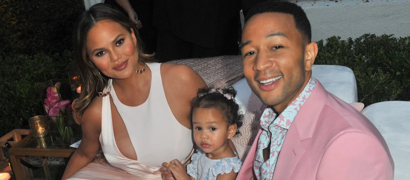 Chrissy Teigen: Πόσταρε την τεφροδόχο του μωρού που έχασε (βίντεο)